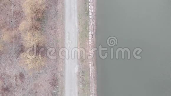 沿湖的人行旅游小路鸟瞰图水坝附近的人行道无人机射击沿河的空路视频的预览图