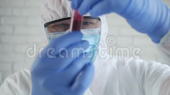 医院化验室医生穿着保护服缓慢行动寻找感染冠状病毒的血管视频的预览图