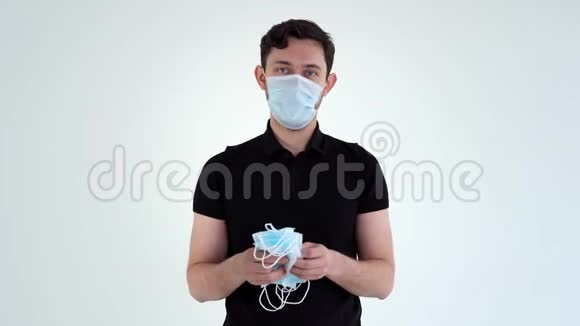 年轻自信的男人戴着防护面具计数医疗面具视频的预览图
