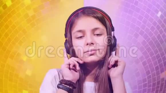 听耳机音乐的小女孩视频的预览图