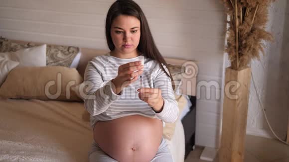 孕妇在腹部注射胰岛素糖尿病和怀孕视频的预览图