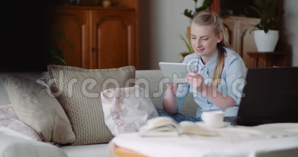 内务部的一位女士在做平板电脑视频的预览图
