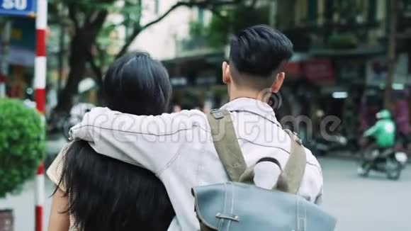 爱侣在越南行走的后景视频的预览图