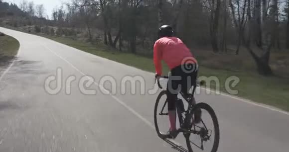 骑自行车的人骑自行车上坡女人骑自行车女性骑马运动员在自行车上用力蹬蹬自行车三项运动员训练视频的预览图