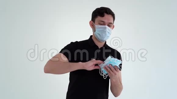 年轻人戴防护面具投掷医疗面具的肖像视频的预览图