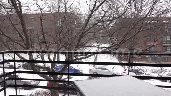 阳台上降雪的景色视频的预览图