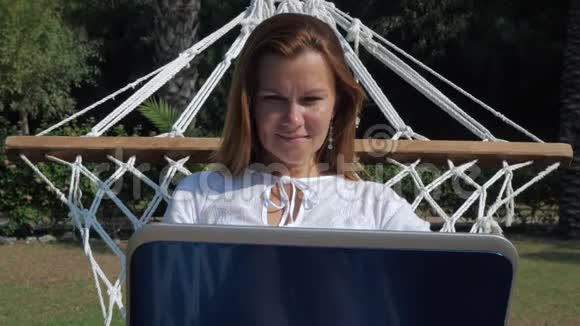 度假时使用笔记本电脑的女性自由职业者视频的预览图