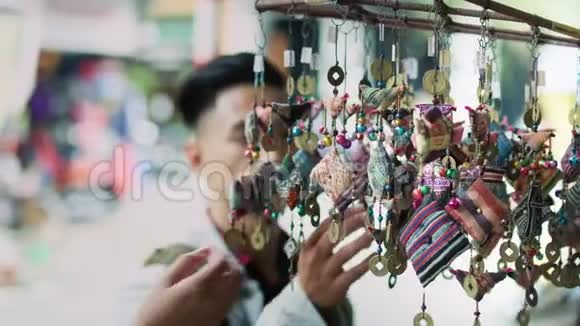 游客在越南市场购买装饰品视频的预览图
