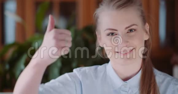 积极的女人展示大拇指视频的预览图