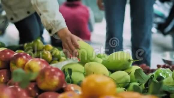 年轻的越南夫妇在街头市场挑选水果视频的预览图