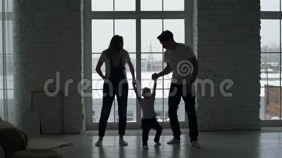 三个幸福家庭对抗大窗户视频的预览图