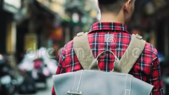 游客带背包在越南街的后景视频的预览图