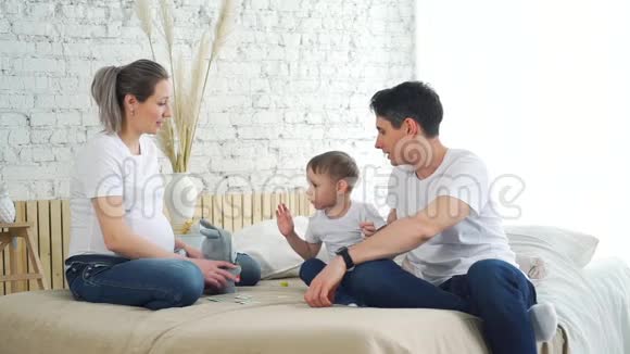 怀孕的母亲玩丈夫和儿子视频的预览图