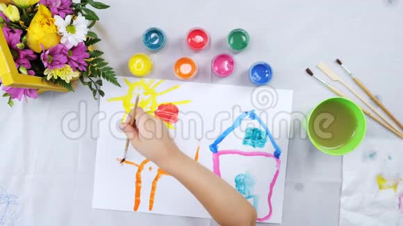 小女孩在白纸上画水粉视频的预览图