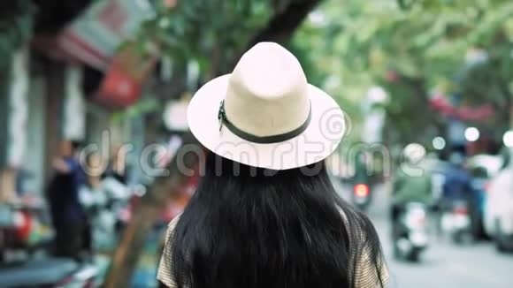 越南妇女在城市散步的后景视频的预览图