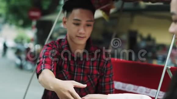 年轻的越南夫妇乘黄包车旅行视频的预览图