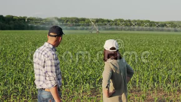 两位农民讨论灌溉系统视频的预览图