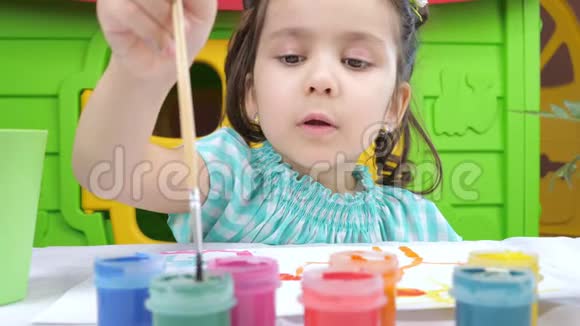 小女孩在白纸上画水粉视频的预览图