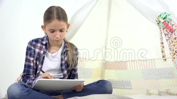 孩子们在游戏室玩平板电脑孩子们在学校写作业十几岁的女孩在操场上学习孩子们的教育视频的预览图