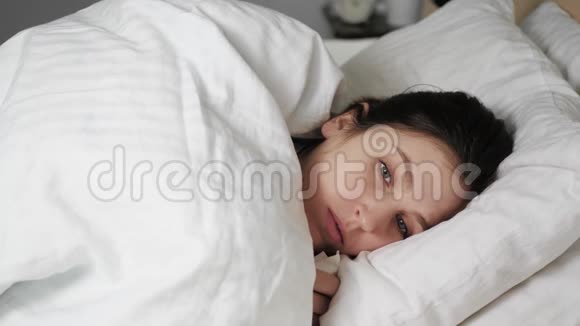 咳嗽妇女白种人的女人躺在床上床上铺着毯子里面是纸巾纸感冒流感喉炎肺结核视频的预览图