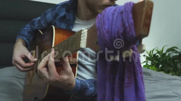 男人拿着吉他准备演奏一首摇滚歌曲音乐乐器概念视频的预览图