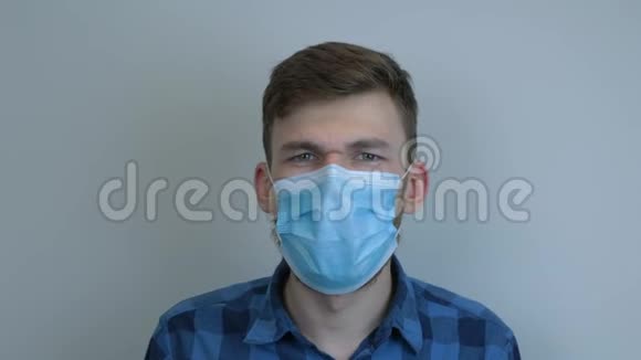 人正在摘下防护医用面罩咳嗽男性手臂咳嗽的肖像流感流行病毒防护视频的预览图