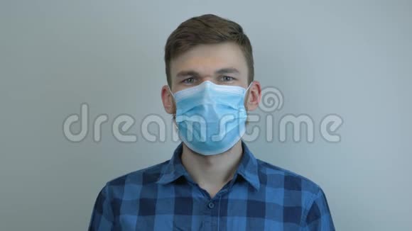 戴防护医疗面罩的人在手上喷洒防腐剂以防止细菌和冠状病毒男性使用洗手液视频的预览图