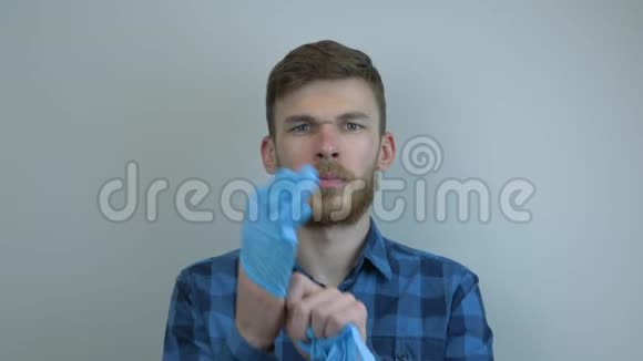 年轻的白种人戴着医用手套预防和保护病毒感染男性戴乳胶医疗手套视频的预览图