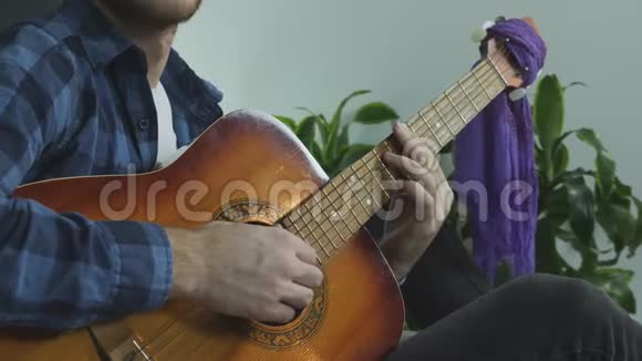 年轻的作曲家在家里作曲演奏旧吉他弹弦和换弦的人视频的预览图