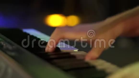 钥匙上的游戏音乐家视频的预览图