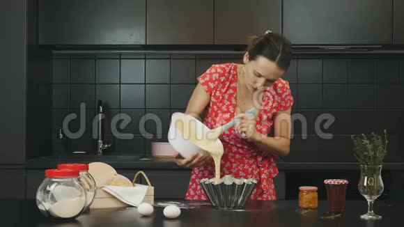 专业厨师正在面粉中烹饪和准备面团女人在家庭现代厨房烤派漂亮的年轻女厨师视频的预览图