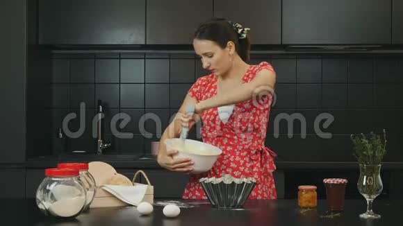 厨房里的女人年轻女性正在做圣诞派专业厨师在现代厨房准备甜点年轻的妈妈视频的预览图