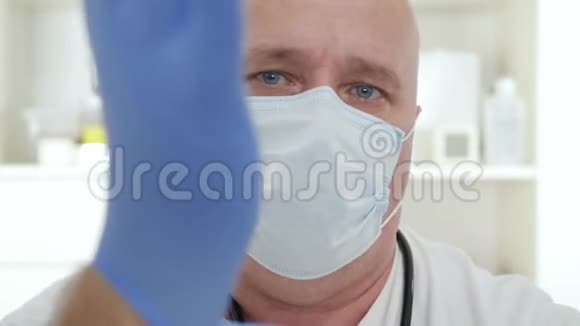 医生戴防护面罩及手套在隔离医院内有防护设备的医生视频的预览图