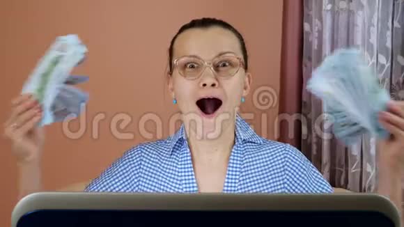 女人用笔记本电脑在网上赚钱视频的预览图