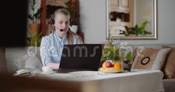 家庭办公室笔记本电脑视频会议女商人与客户聊天的视频视频的预览图
