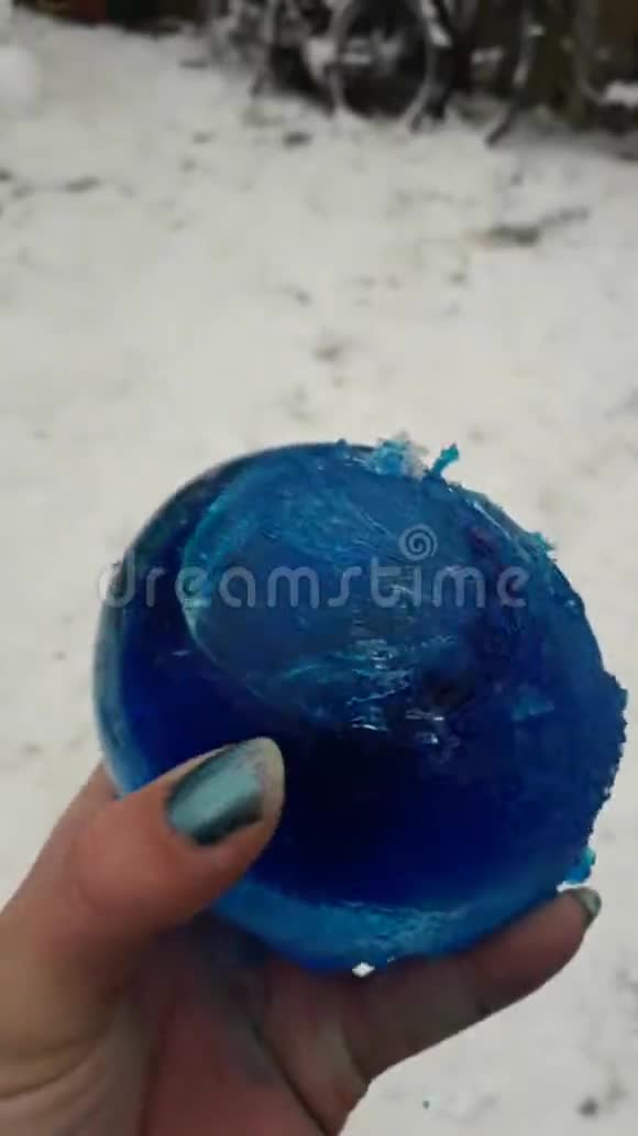 蓝色的冰和水球视频的预览图
