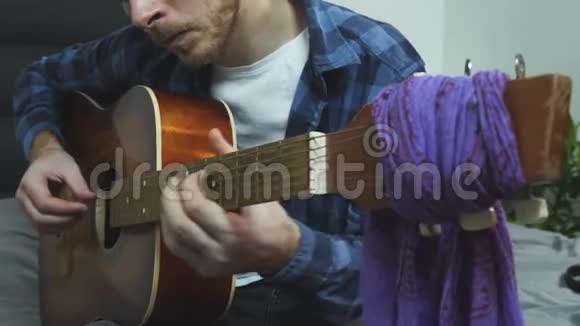 双手演奏用手指风格的吉他民谣流行摇滚歌曲音乐概念视频的预览图