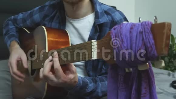 男人用手演奏摇滚乐和爵士乐声吉他和换弦音乐概念视频的预览图