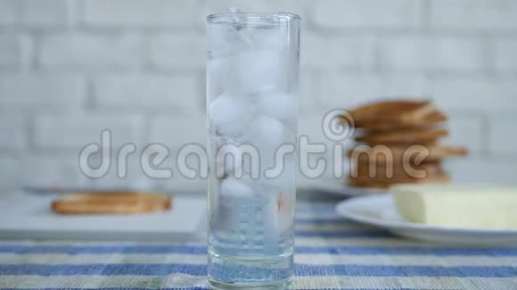 口渴的人喝一杯水和冰杯视频的预览图