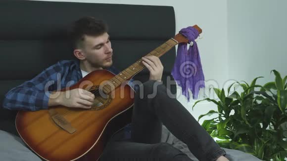 一个人在练习声吉他试图学习一首新歌独奏学弹吉他概念视频的预览图