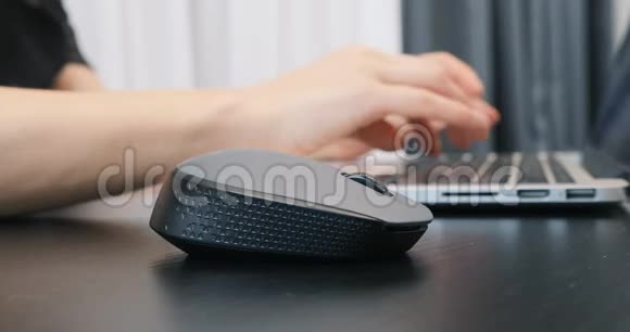 关闭黑色计算机无线鼠标女人用鼠标在笔记本电脑上工作额外的特写成功业务概念视频的预览图