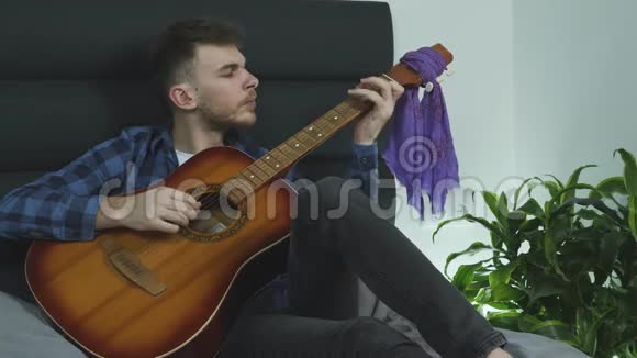 他在家弹吉他吉他手练习吉他视频的预览图