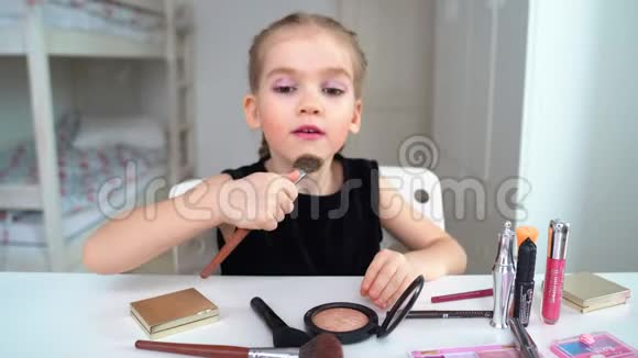 小女孩自己在家里用打火机化妆美女博客视频的预览图