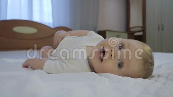 有两颗乳牙的漂亮宝宝视频的预览图