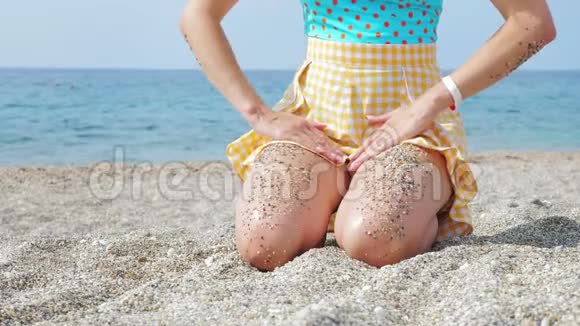 沙滩上有小石子的无名女游客视频的预览图