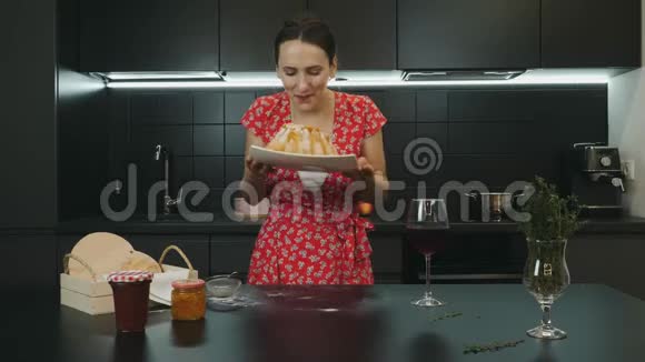 快乐微笑的女人在现代专业厨房里带着煮熟的馅饼年轻迷人的家庭主妇做自制蛋糕f的肖像视频的预览图