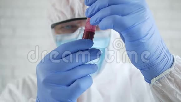 穿着防护服的医生在医院实验室进行冠状病毒感染血液检测视频的预览图