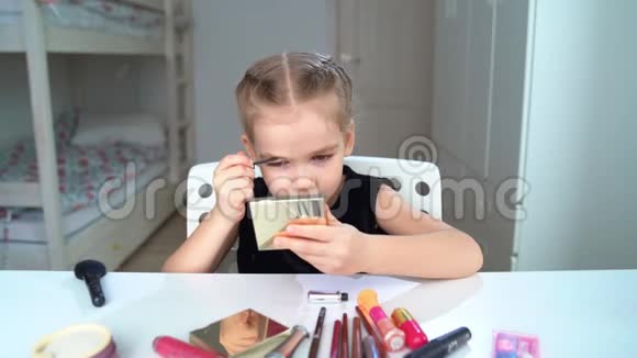 在家化妆的小女孩美容博客画眉毛视频的预览图