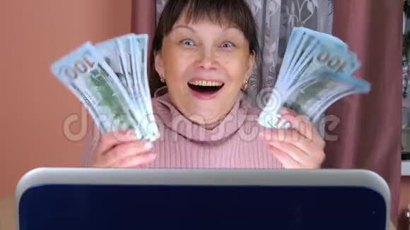 女人用笔记本电脑在网上赚钱视频的预览图