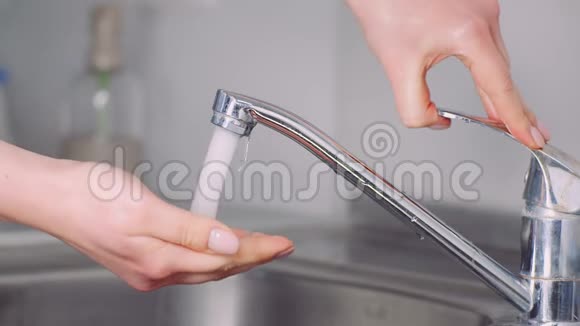 洗手和消毒手在水槽视频的预览图